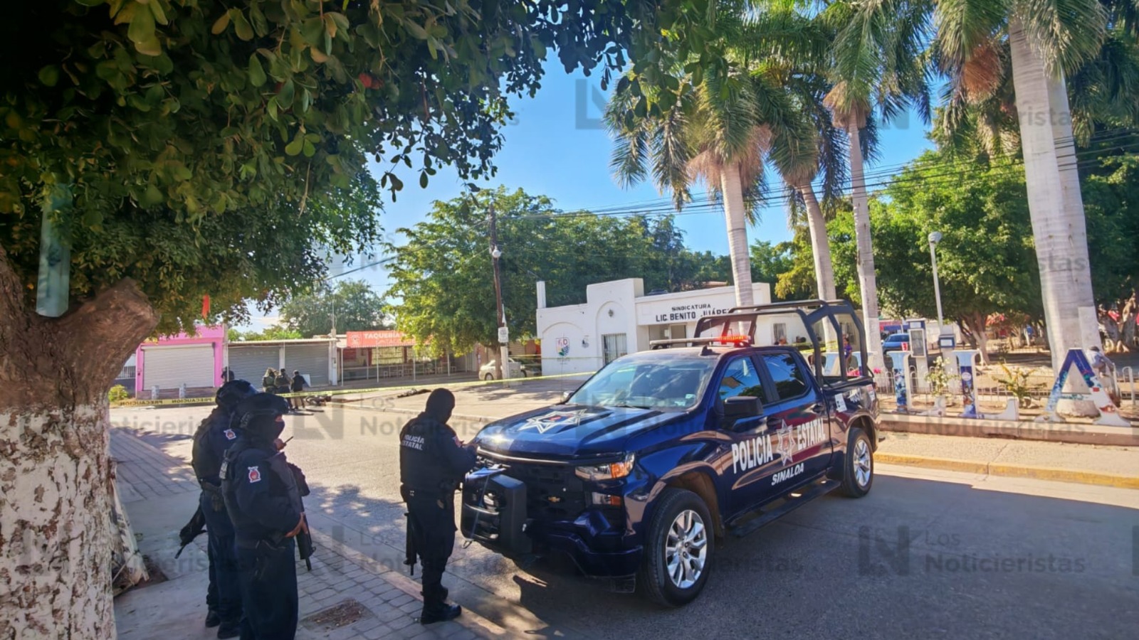 Patrulla de la Polícia estatal asegura el lugar donde un hombre fue asesinado en Villa Juárez, Navolato
