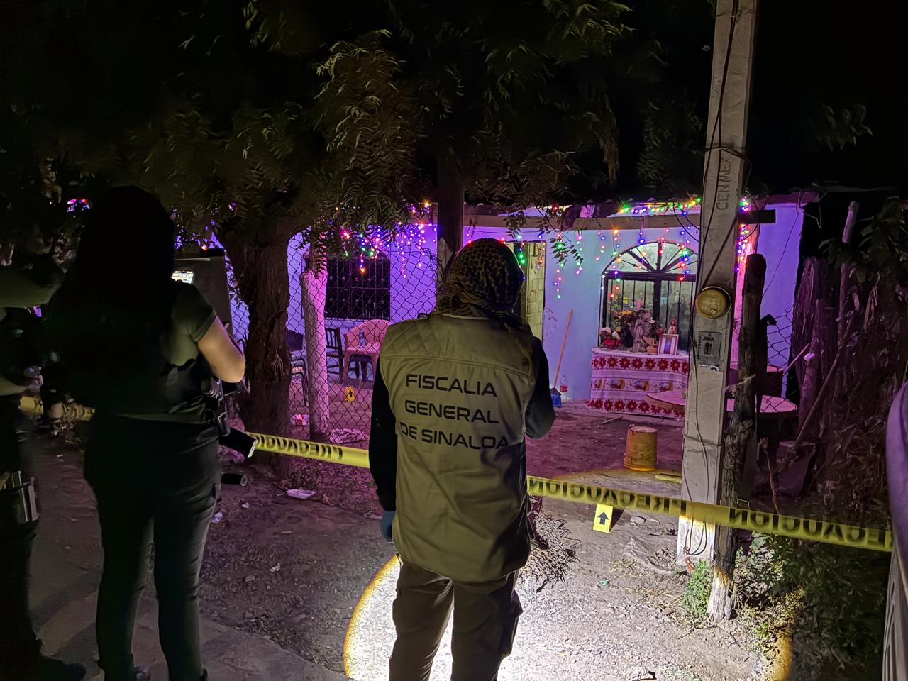 Agentes de la FGE investigando