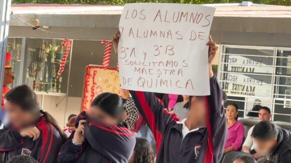 Alumnos de tercer año en la federal 3 en Los Mochis, Sinaloa, reclaman públicamente por tener su docente de Química
