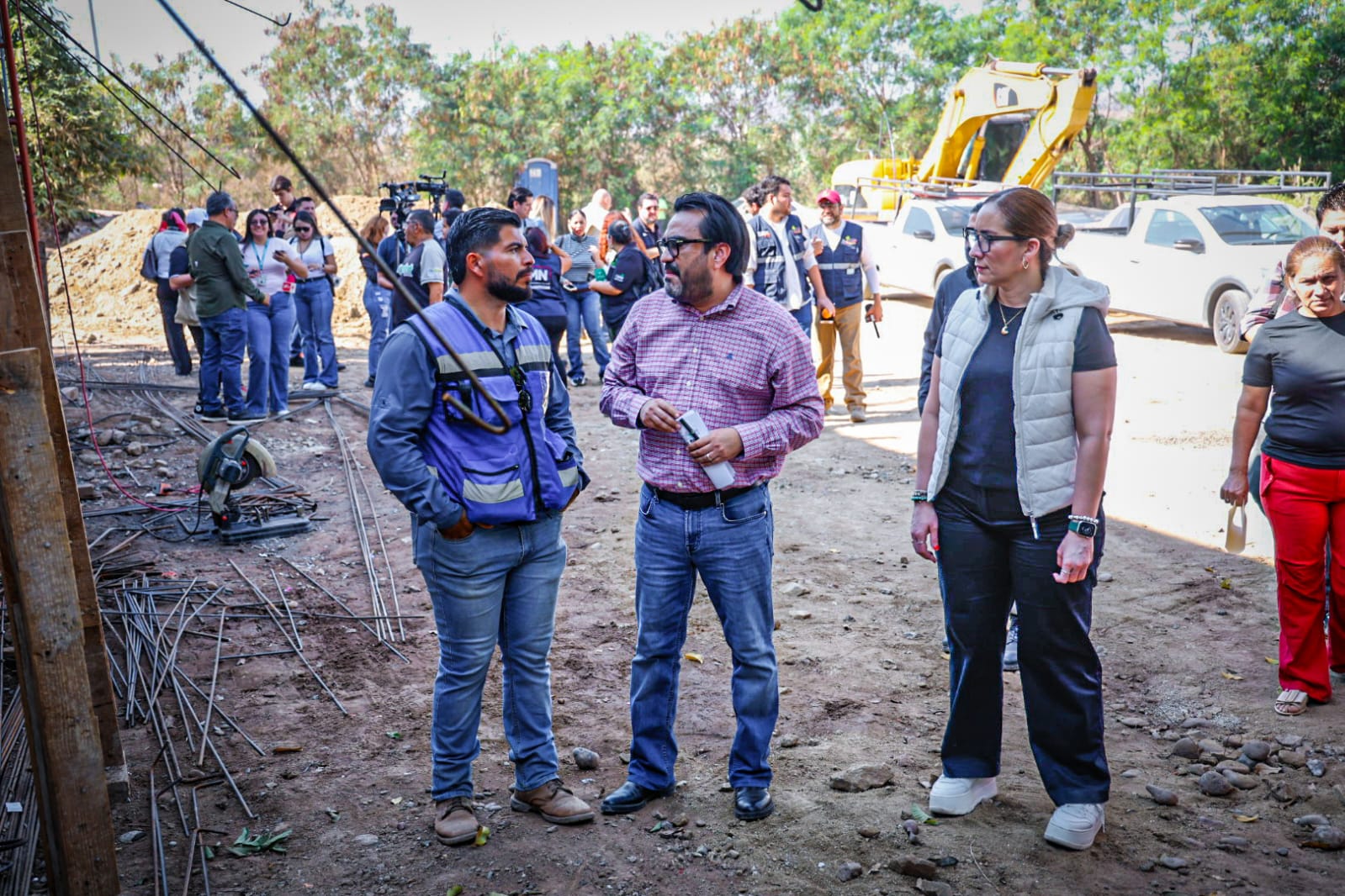 El alcalde Juan de Dios Gámez supervisa la obra de construcción de la plaza potabilizadora norte en Culiacán