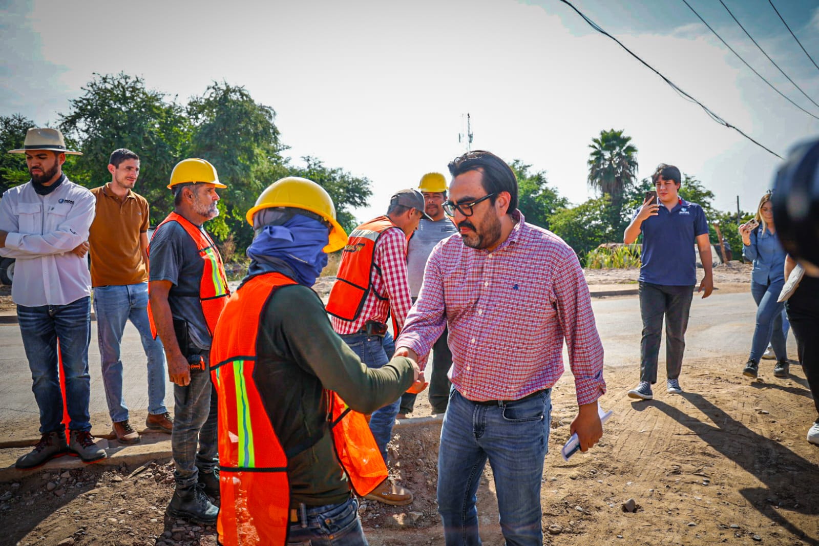 El alcalde Juan de Dios Gámez supervisa la obra de construcción de la plaza potabilizadora norte en Culiacán