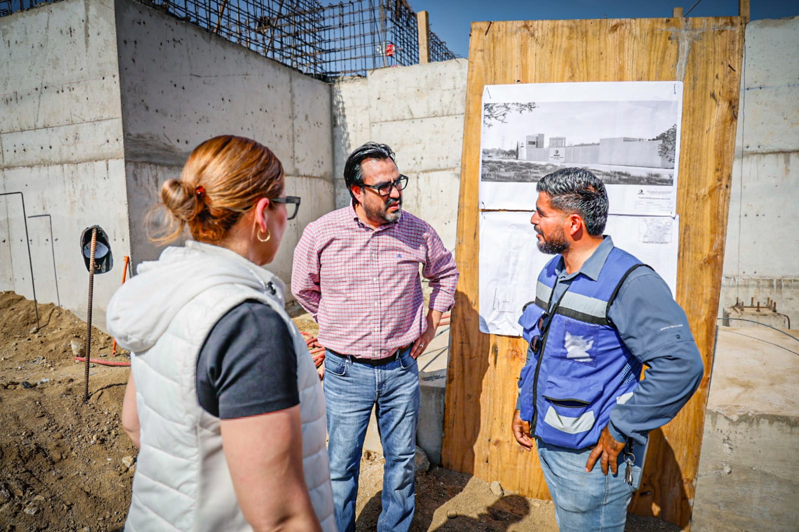 El alcalde Juan de Dios Gámez supervisa la obra de construcción de la plaza potabilizadora norte en Culiacán