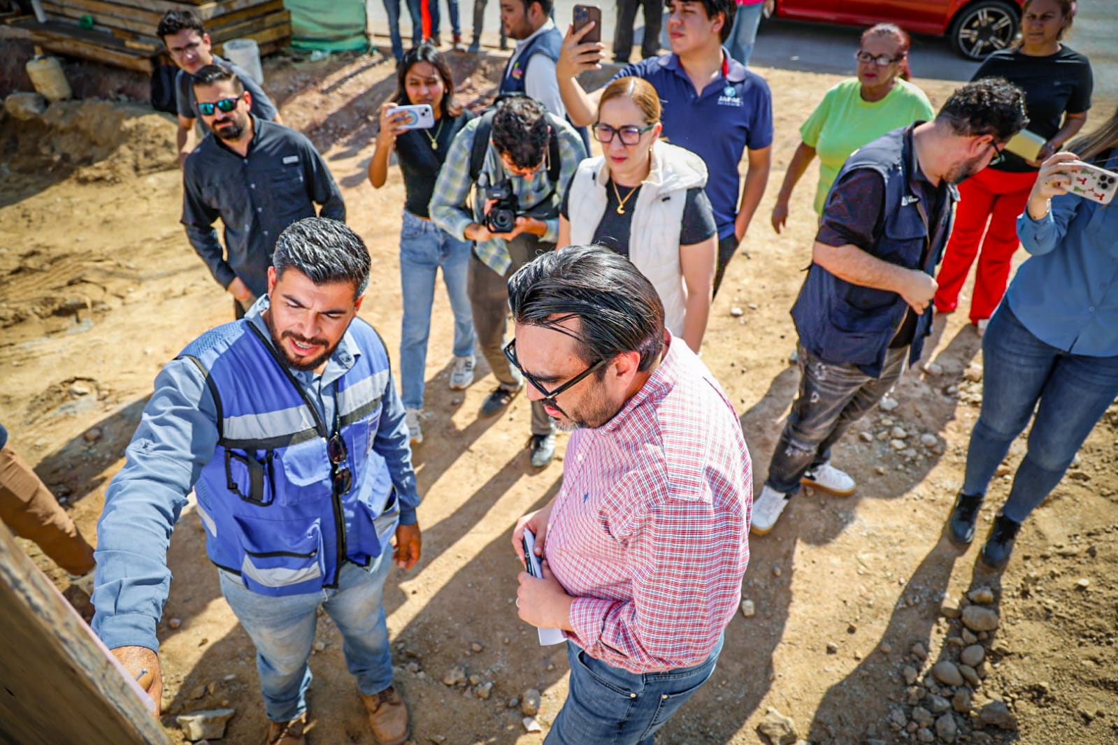 El alcalde Juan de Dios Gámez supervisa la obra de construcción de la plaza potabilizadora norte en Culiacán