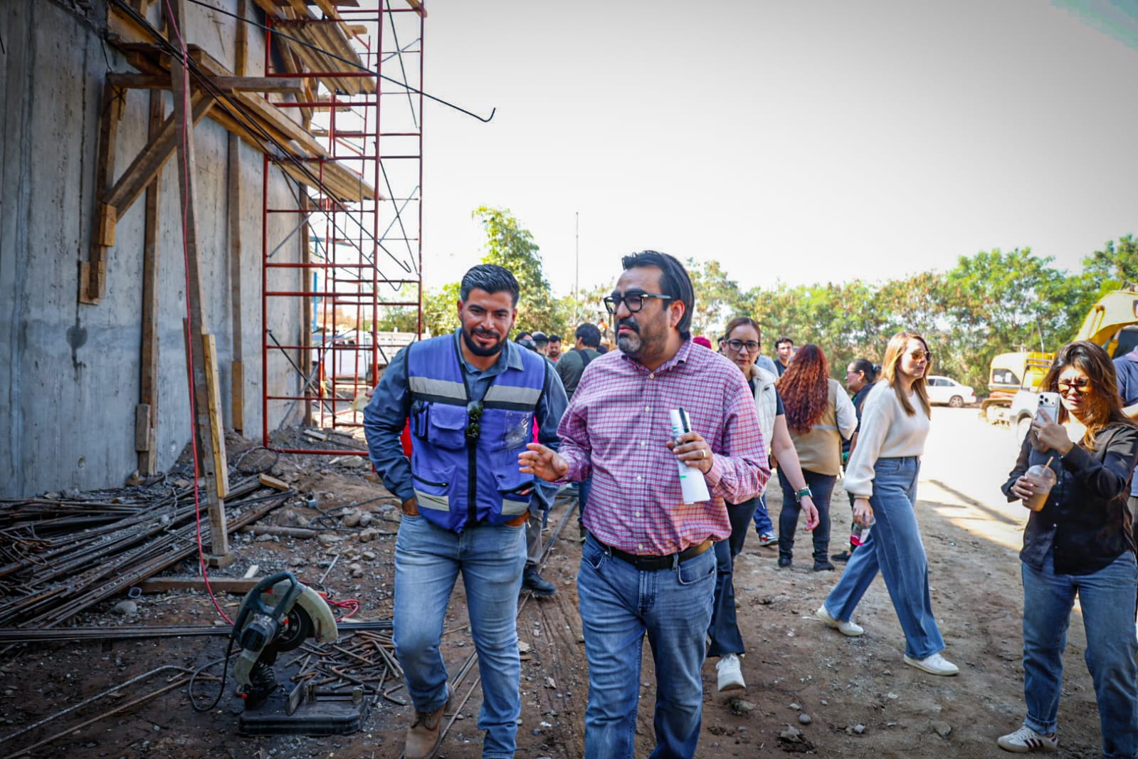 El alcalde Juan de Dios Gámez supervisa la obra de construcción de la plaza potabilizadora norte en Culiacán