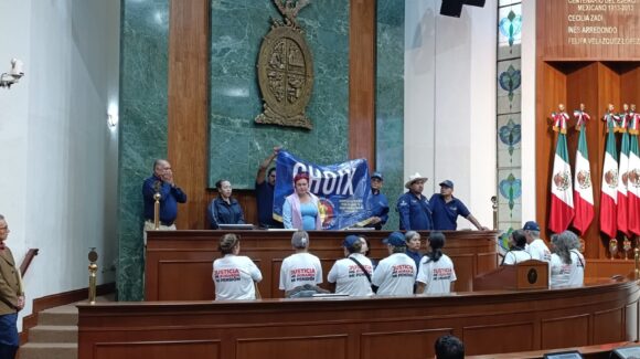 Guerreros Azules toman Pleno del Congreso de Sinaloa y dilatan sesión ordinaria; Buscan pago de pensiones a viudas de Choix