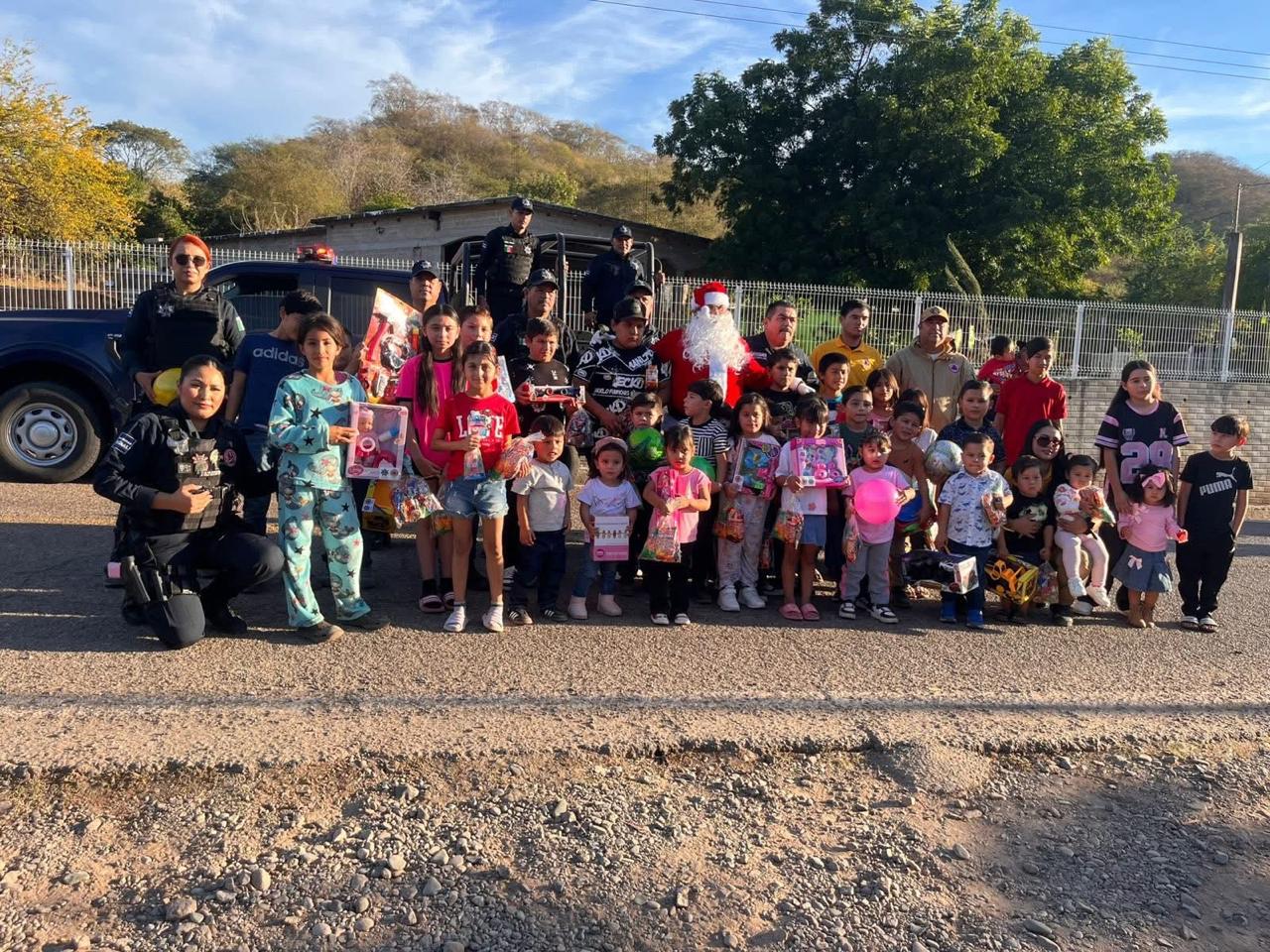 Elementos de Seguridad Pública, Protección Civil y Bomberos de Badiraguato visitaron las comunidades de El Barril, El Pueblito y Riveras del Río para hacer entrega de dulces y juguetes a niñas y niños