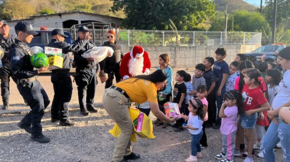 Policías, Protección Civil y Bomberos de Badiraguato llevan juguetes y dulces a niñas y niños de comunidades