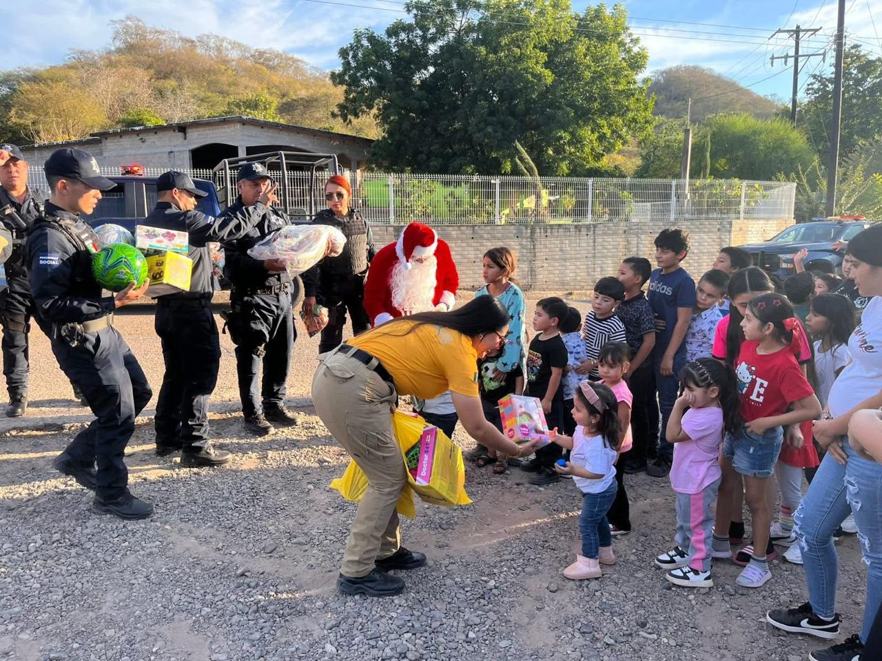 Elementos de Seguridad Pública, Protección Civil y Bomberos de Badiraguato visitaron las comunidades de El Barril, El Pueblito y Riveras del Río para hacer entrega de dulces y juguetes a niñas y niños