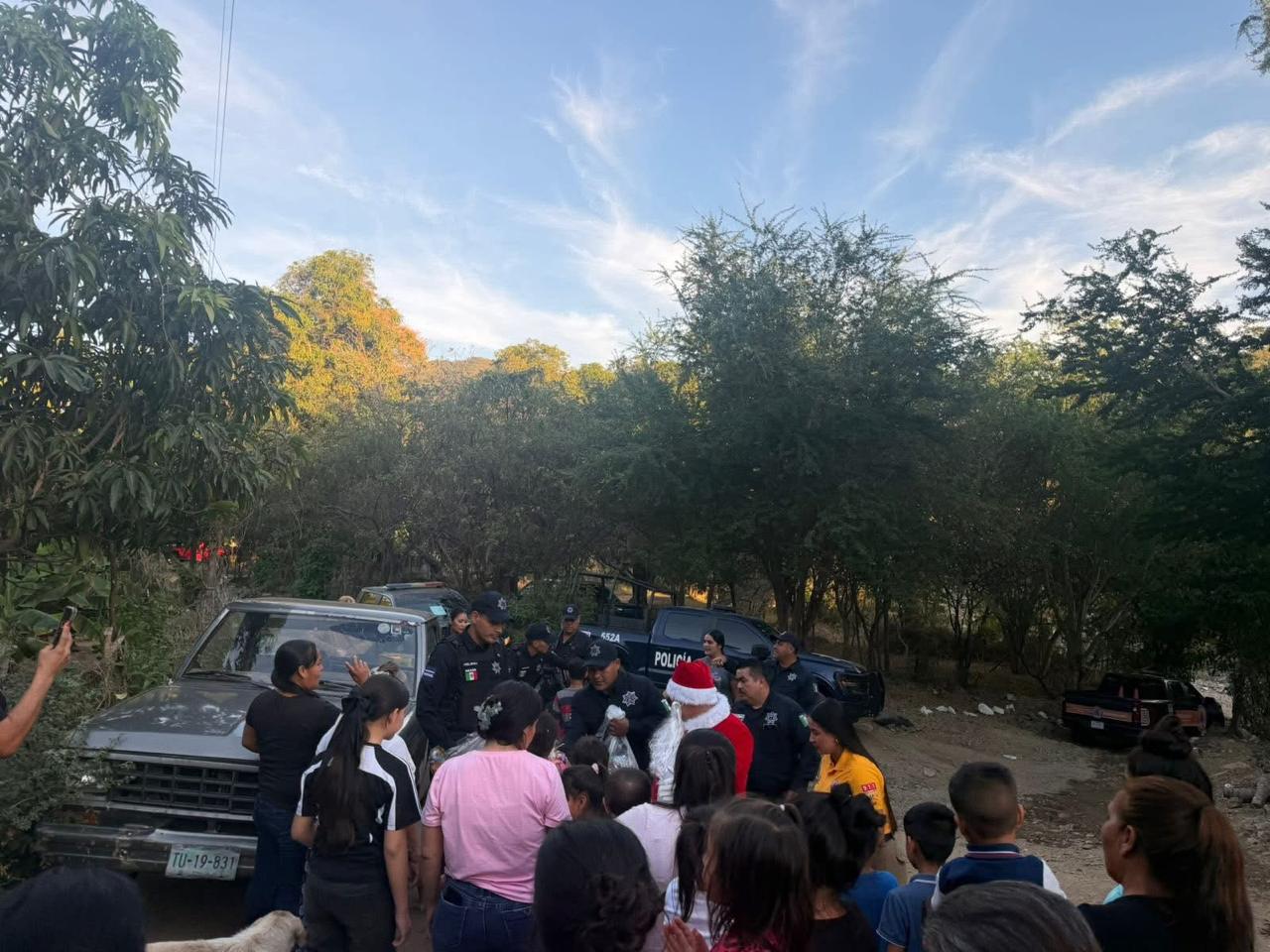 Elementos de Seguridad Pública, Protección Civil y Bomberos de Badiraguato visitaron las comunidades de El Barril, El Pueblito y Riveras del Río para hacer entrega de dulces y juguetes a niñas y niños