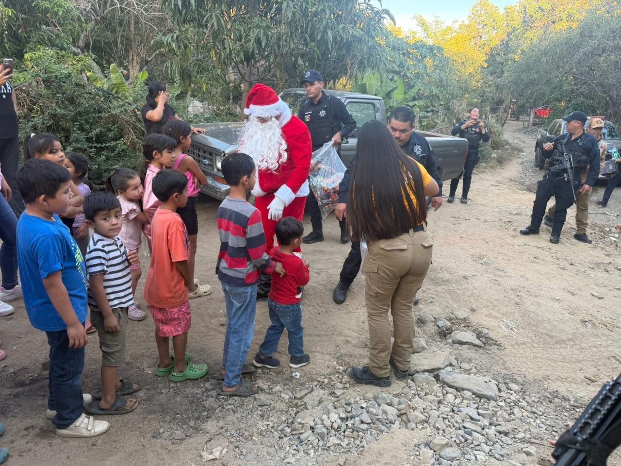 Elementos de Seguridad Pública, Protección Civil y Bomberos de Badiraguato visitaron las comunidades de El Barril, El Pueblito y Riveras del Río para hacer entrega de dulces y juguetes a niñas y niños