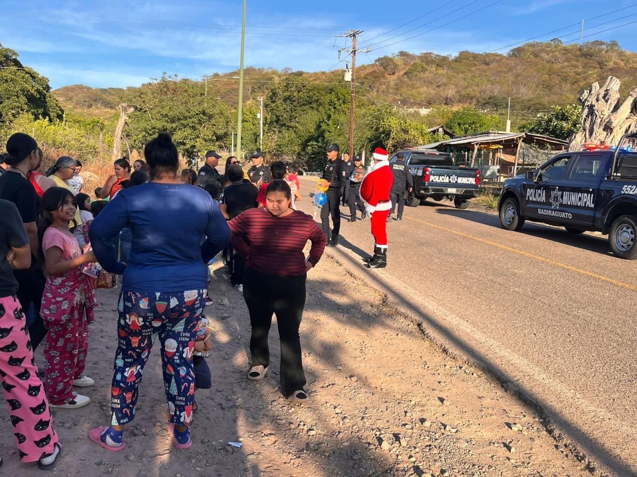 Elementos de Seguridad Pública, Protección Civil y Bomberos de Badiraguato visitaron las comunidades de El Barril, El Pueblito y Riveras del Río para hacer entrega de dulces y juguetes a niñas y niños