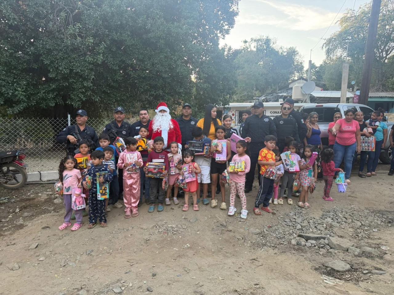 Elementos de Seguridad Pública, Protección Civil y Bomberos de Badiraguato visitaron las comunidades de El Barril, El Pueblito y Riveras del Río para hacer entrega de dulces y juguetes a niñas y niños