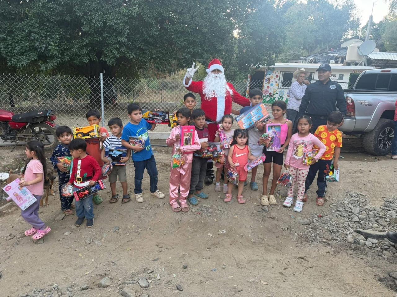 Elementos de Seguridad Pública, Protección Civil y Bomberos de Badiraguato visitaron las comunidades de El Barril, El Pueblito y Riveras del Río para hacer entrega de dulces y juguetes a niñas y niños