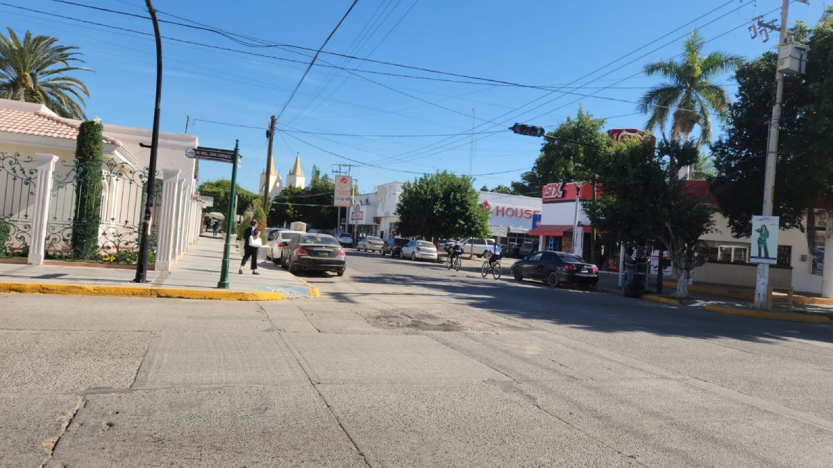 policias en bicicleta patrullan el centro de guasave calle