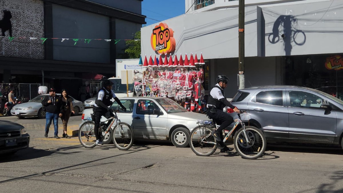 policias en bicicleta patrullan el centro de guasave