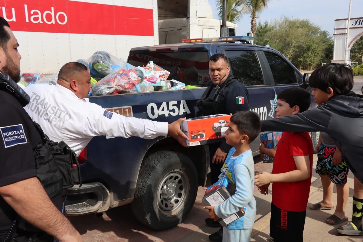 Policías de Sinaloa de Leyva reparten juguetes