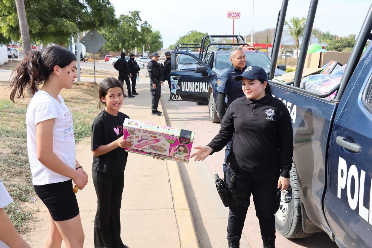 Policías de Sinaloa de Leyva reparten juguetes