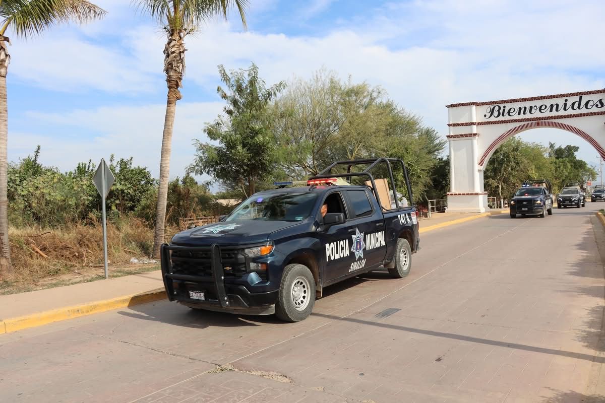 Policías de Sinaloa de Leyva reparten juguetes