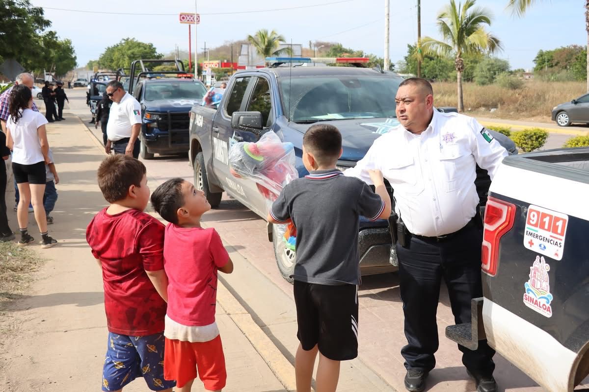 Policías de Sinaloa de Leyva reparten juguetes