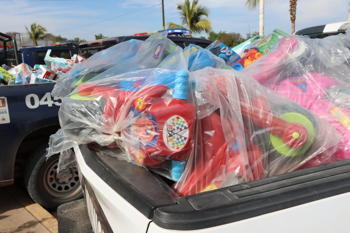 Policías de Sinaloa de Leyva reparten juguetes