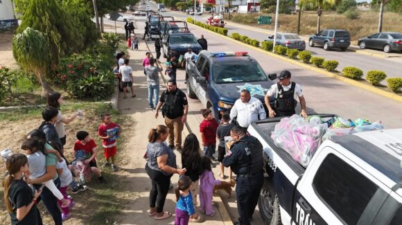 Seguridad Pública del municipio de Sinaloa lleva alegría a comunidades con el Policlaus 2025