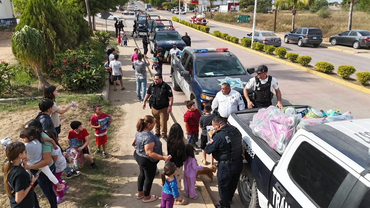 Policías de Sinaloa de Leyva reparten juguetes
