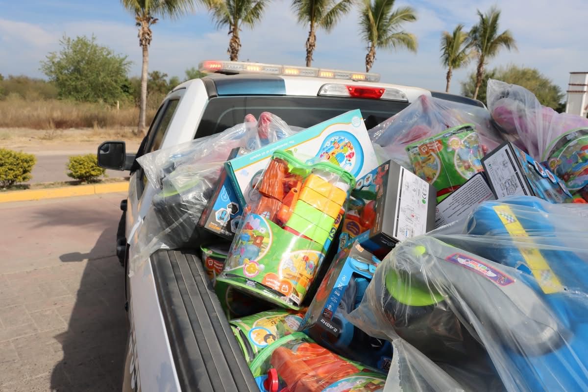 Policías de Sinaloa de Leyva reparten juguetes