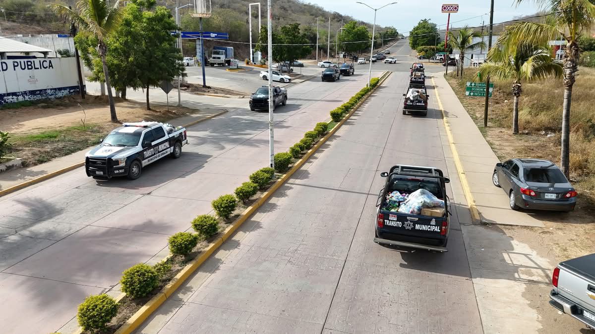 Policías de Sinaloa de Leyva reparten juguetes