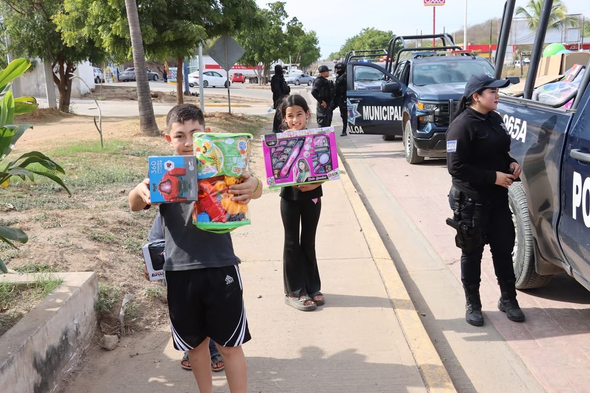 Policías de Sinaloa de Leyva reparten juguetes