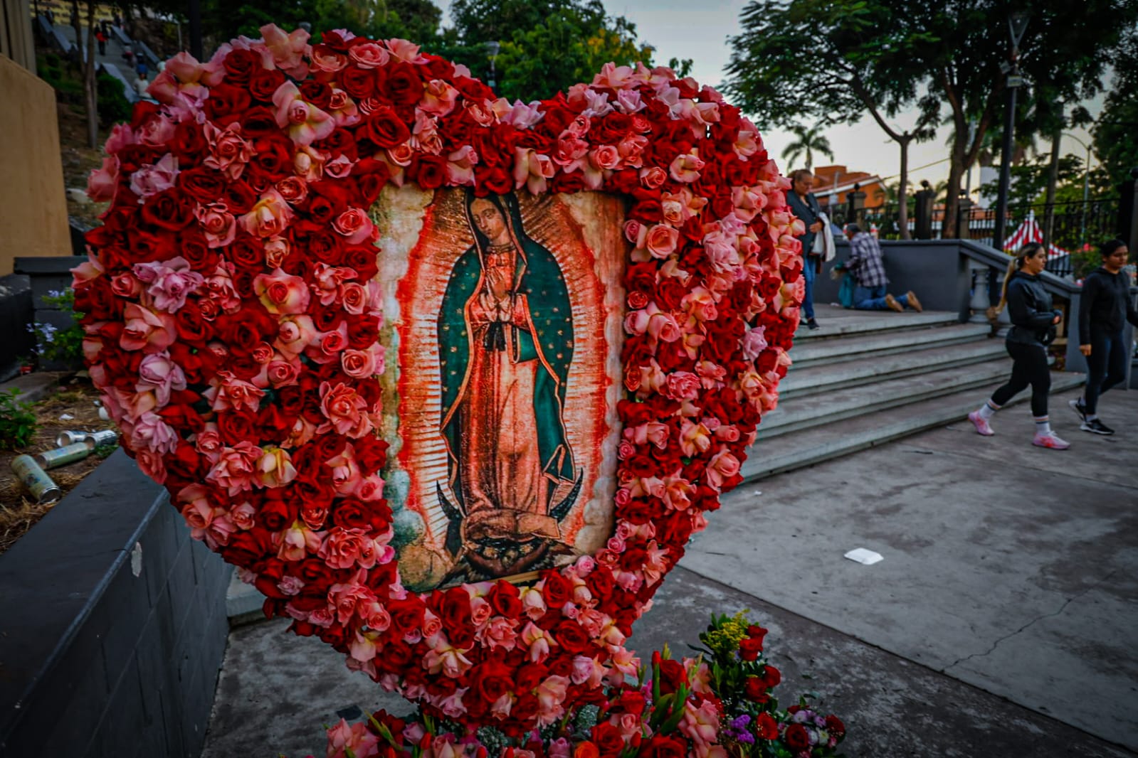 por miles arriban los feligreses a la lomita de culiacan