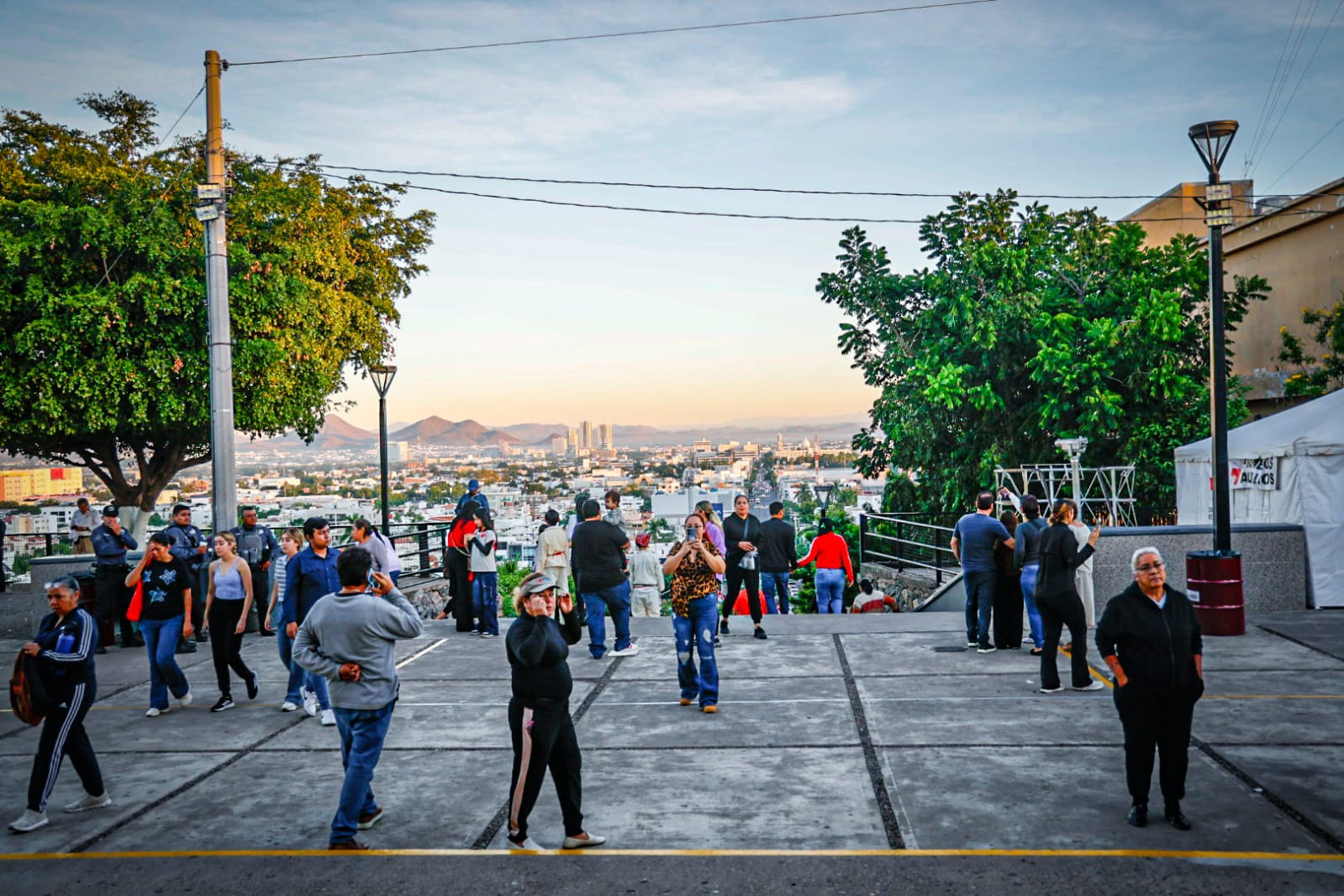 por miles arriban los feligreses a la lomita de culiacan
