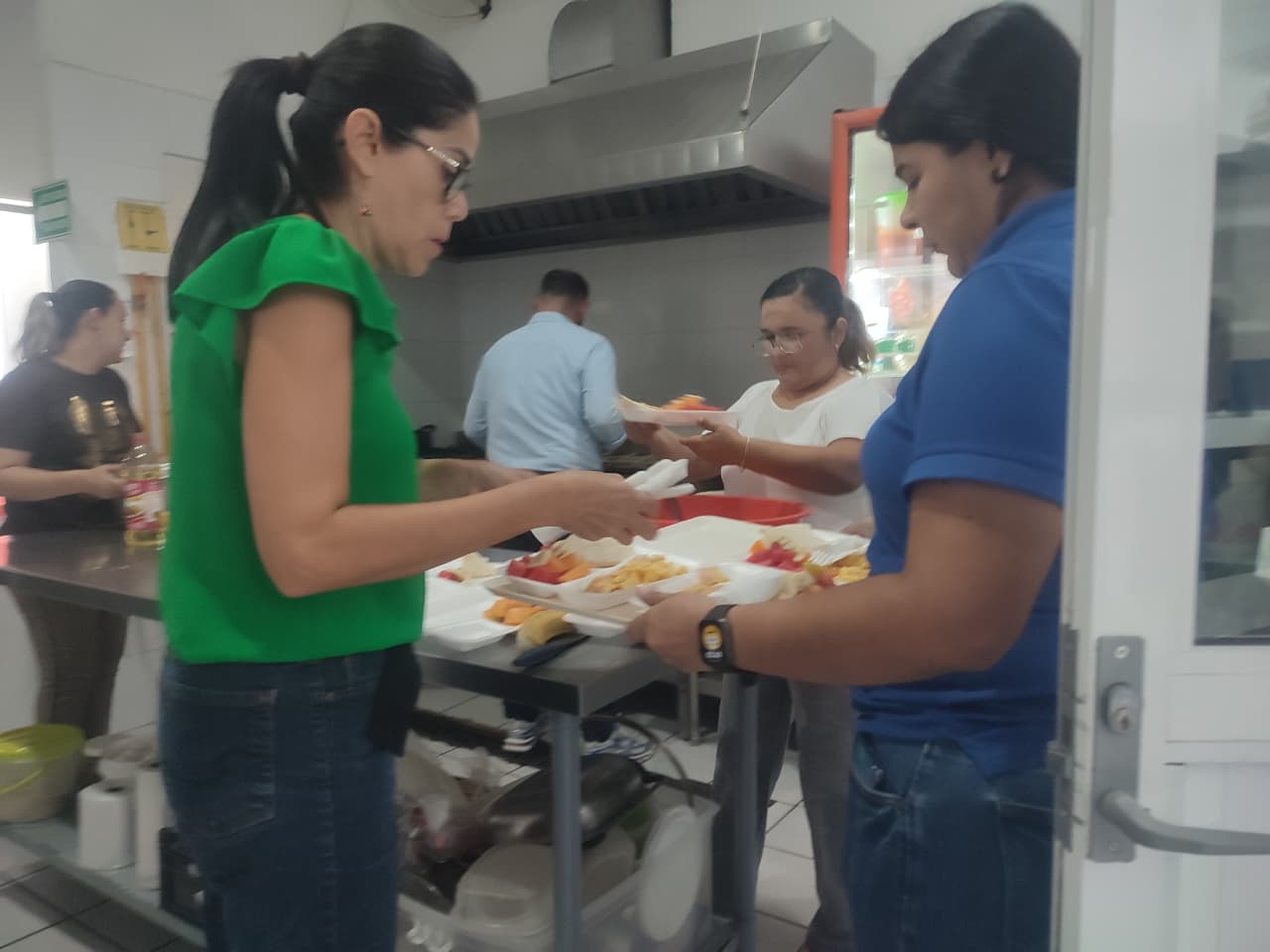 posada navideña para niños de orfanatorios de Mazatlán en el Colegio SAM