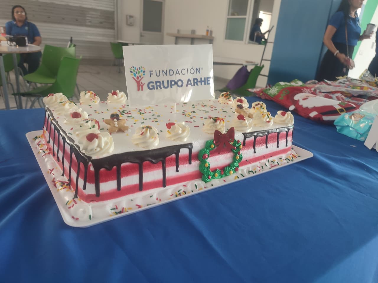 posada navideña para niños de orfanatorios de Mazatlán en el Colegio SAM