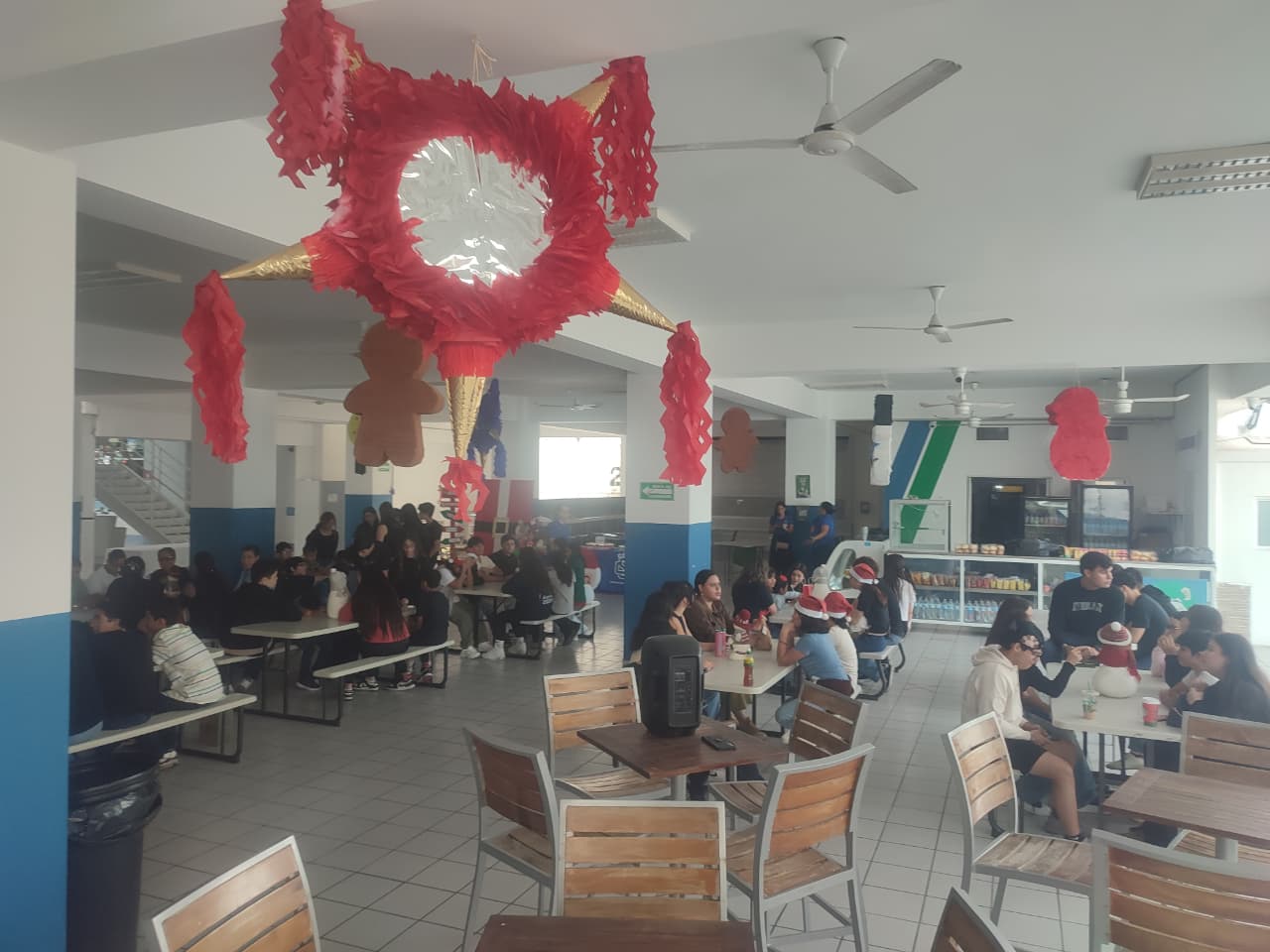 posada navideña para niños de orfanatorios de Mazatlán en el Colegio SAM