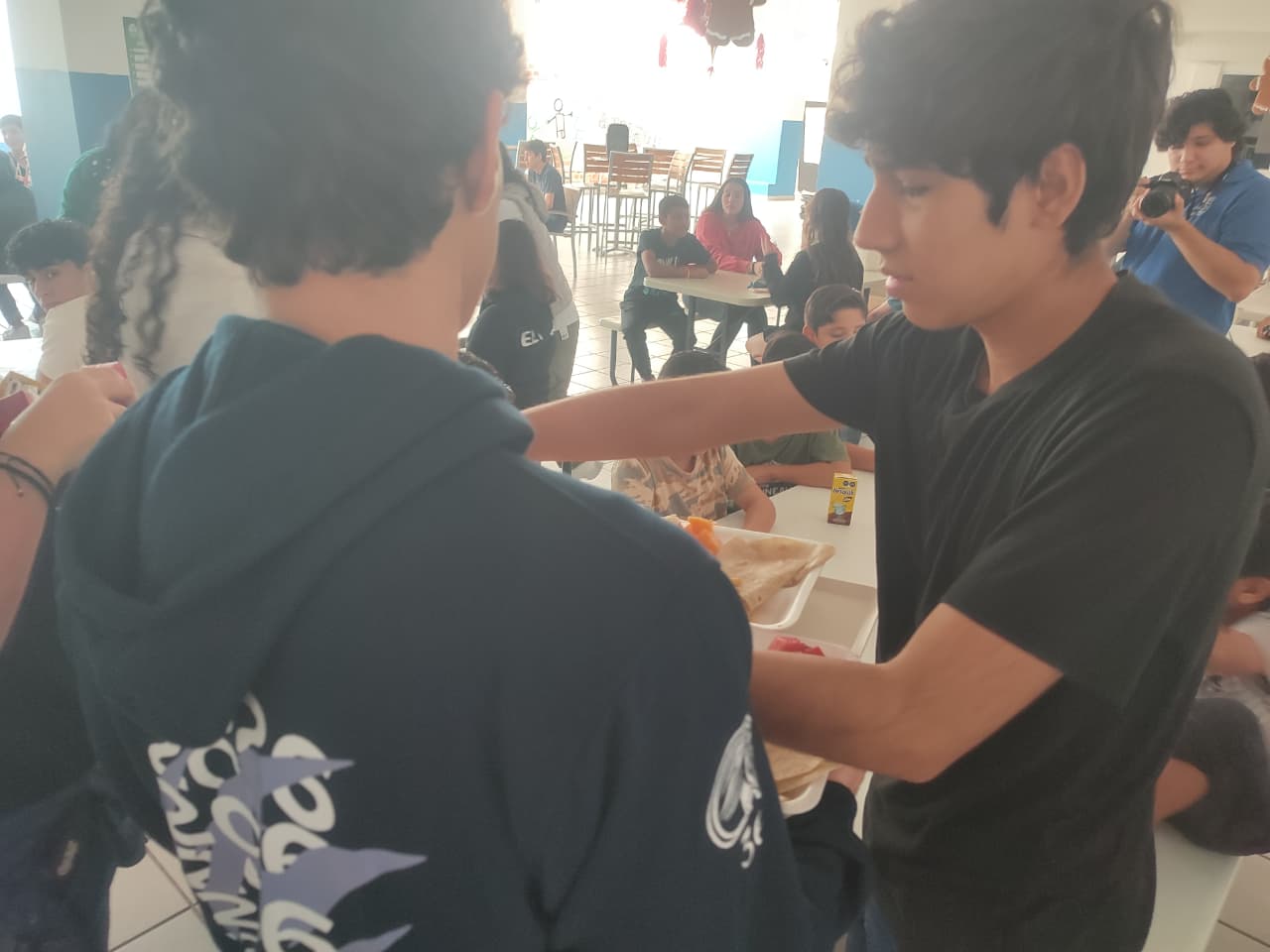 posada navideña para niños de orfanatorios de Mazatlán en el Colegio SAM