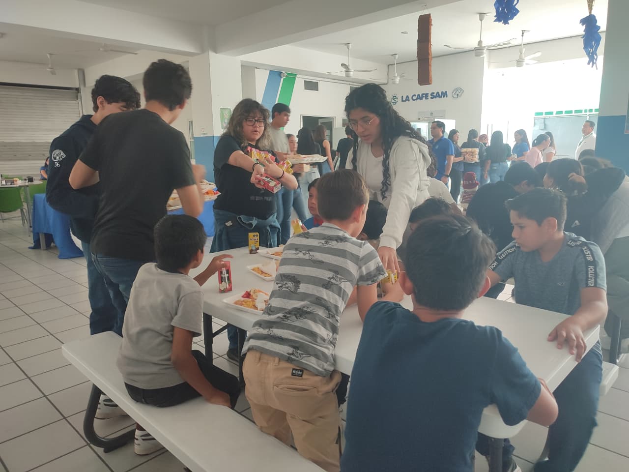 posada navideña para niños de orfanatorios de Mazatlán en el Colegio SAM