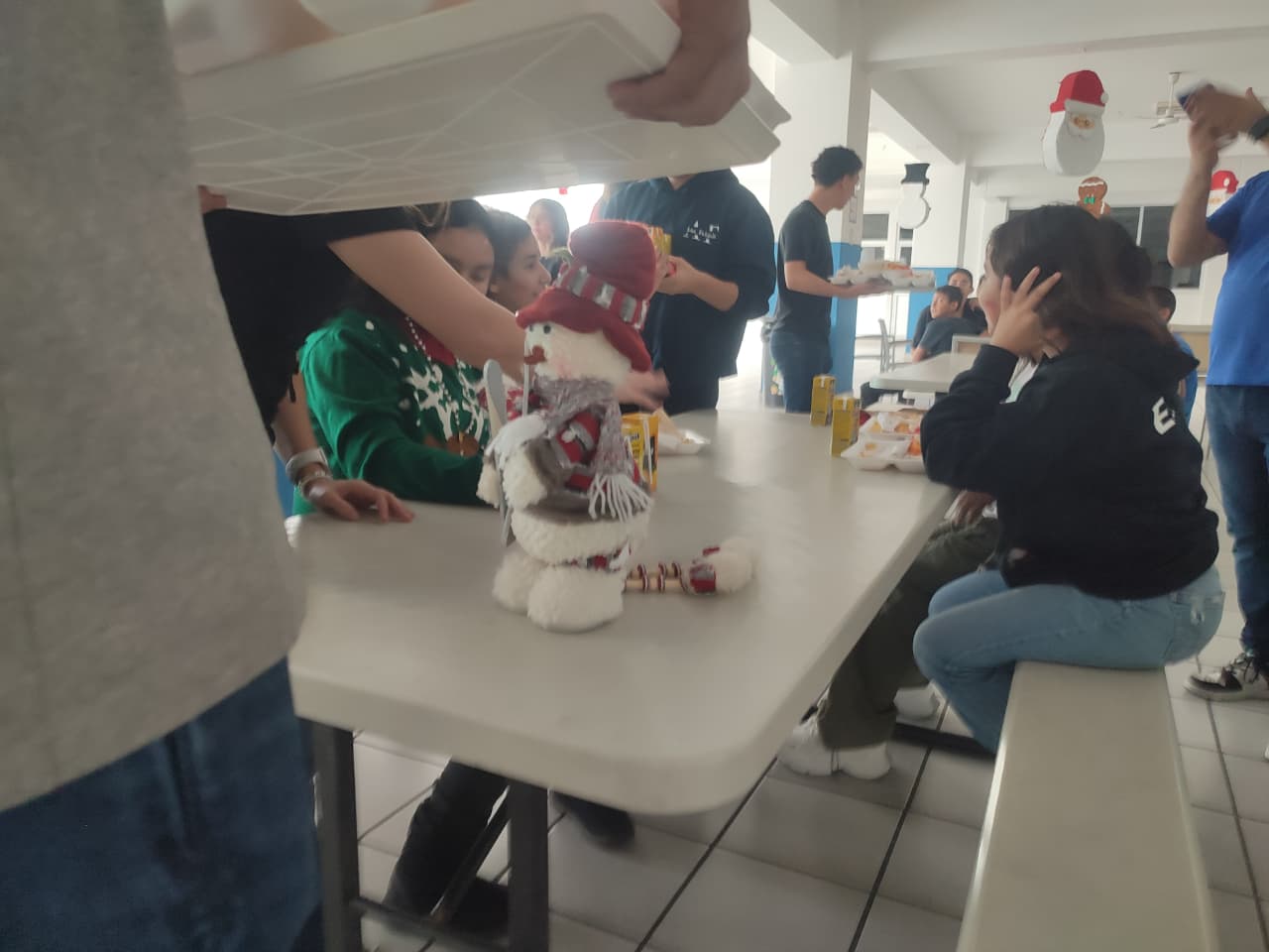 posada navideña para niños de orfanatorios de Mazatlán en el Colegio SAM
