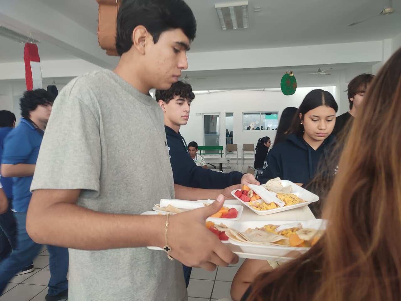 posada navideña para niños de orfanatorios de Mazatlán en el Colegio SAM