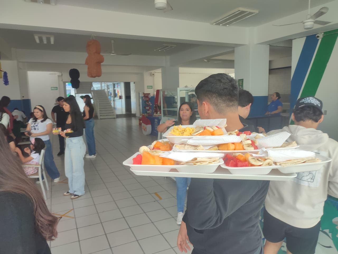 posada navideña para niños de orfanatorios de Mazatlán en el Colegio SAM