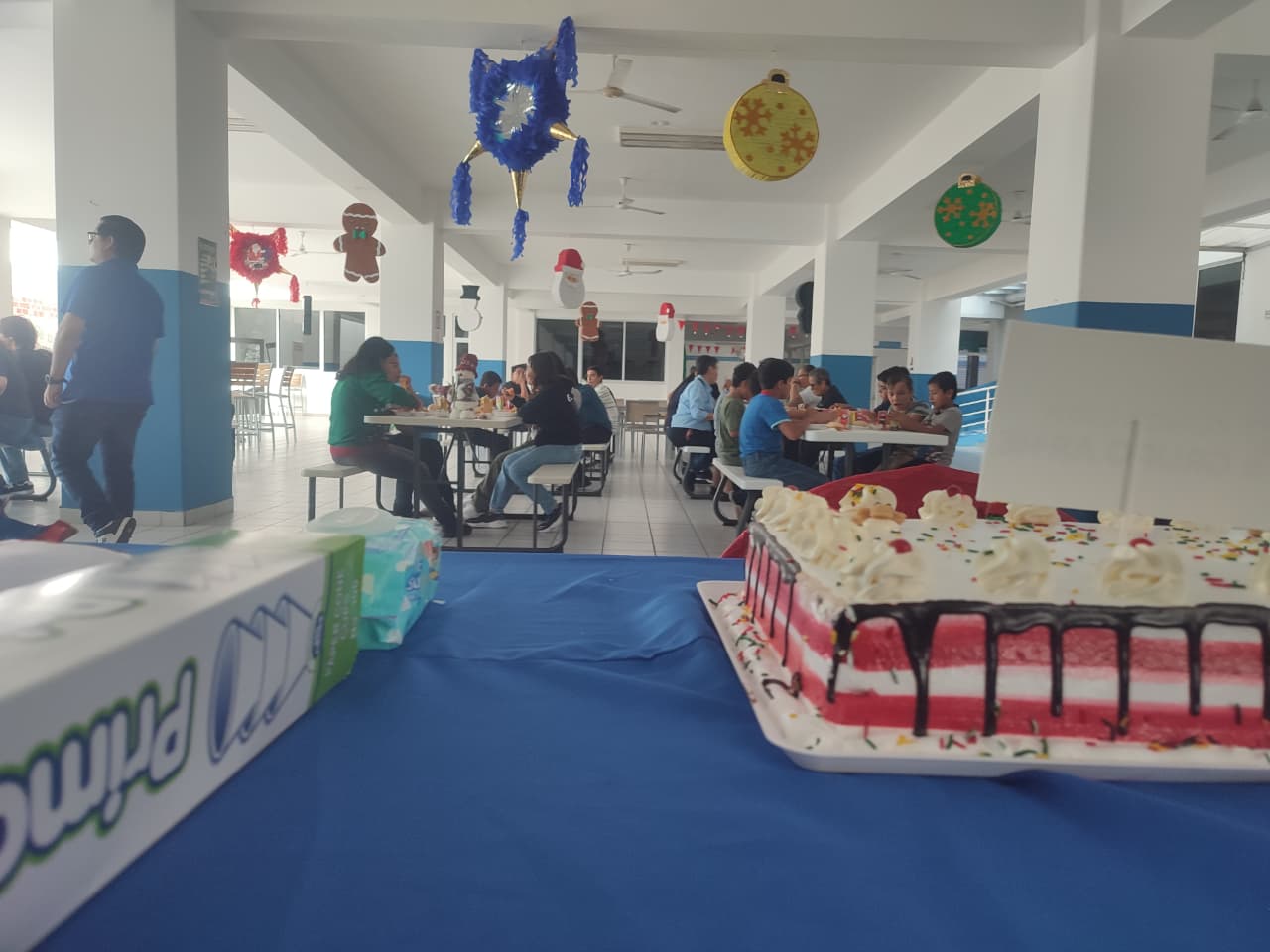 posada navideña para niños de orfanatorios de Mazatlán en el Colegio SAM