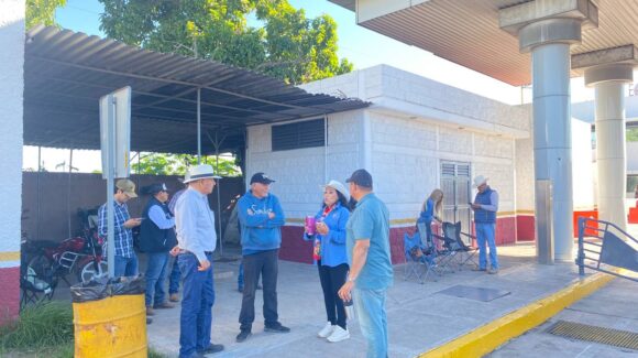 Productores mantienen guardia en caseta de Cuatro Caminos, Guasave, Sinaloa; por la tarde habrá definiciones