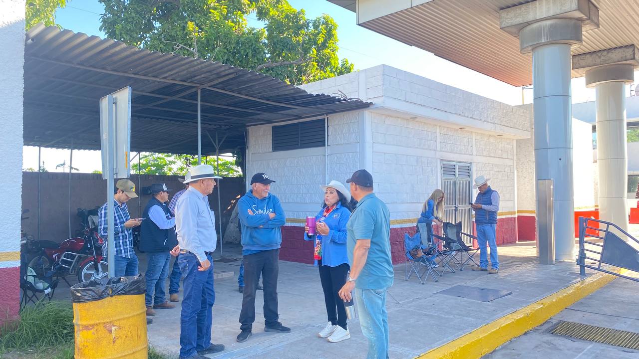 productores en la caseta de cuatro caminos guasave