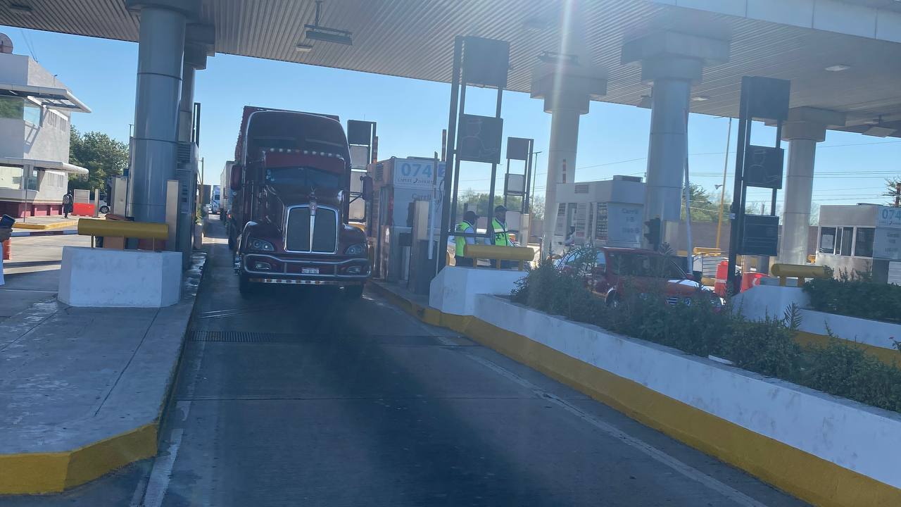 productores en la caseta de cuatro caminos guasave