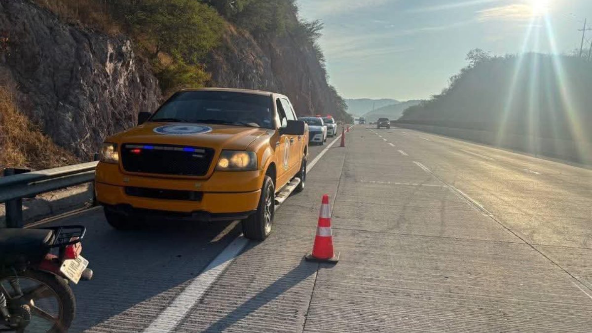 accidente vial tipo volcadura sobre el libramiento Mazatlán–Villa Unión