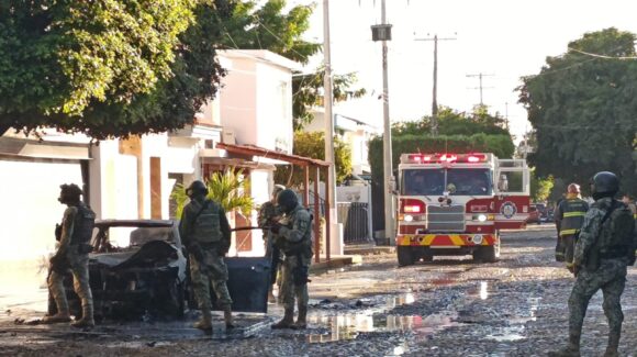Le prenden fuego a un vehículo en Las Quintas en Culiacán, Sinaloa