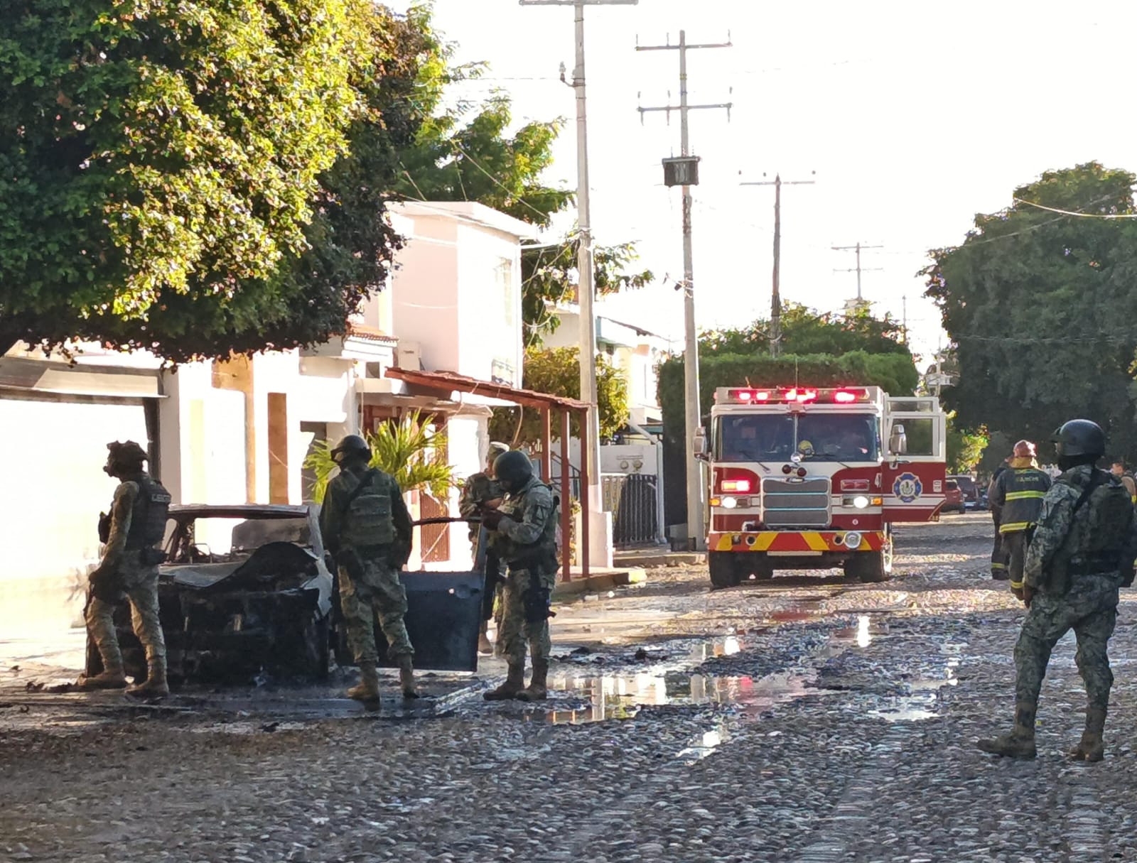Incendian auto compacto en Las Quintas, en Culiacán