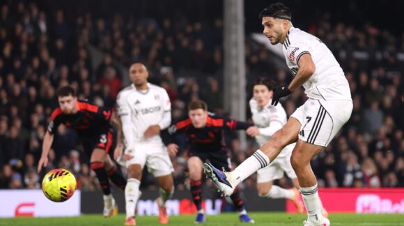 Raúl Jiménez anota con el Fulham y empata marca histórica de penales