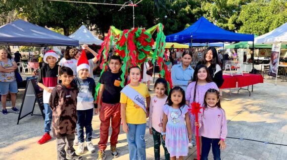 Niñas y niños celebran la Navidad en el Mercado Orgánico de Mazatlán, Sinaloa, con divertida piñata en la Plazuela Zaragoza