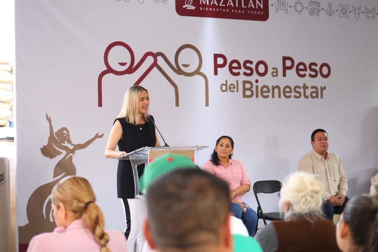 Alcaldesa de Mazatlán entrega apoyos sociales a sectores vulnerables