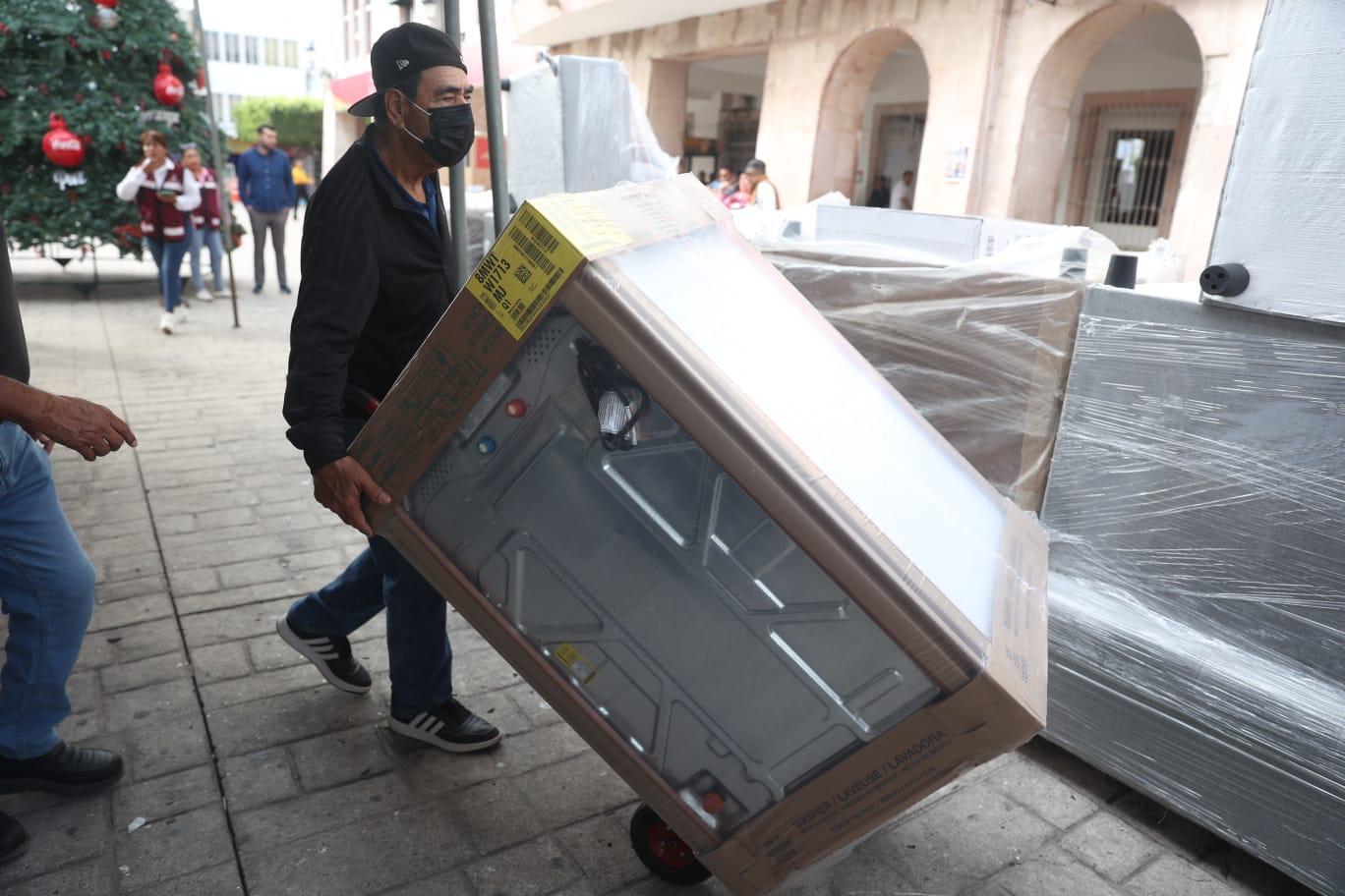 Alcaldesa de Mazatlán entrega apoyos sociales a sectores vulnerables
